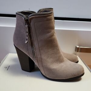 Chic Suede Ankle Boots - Tan
